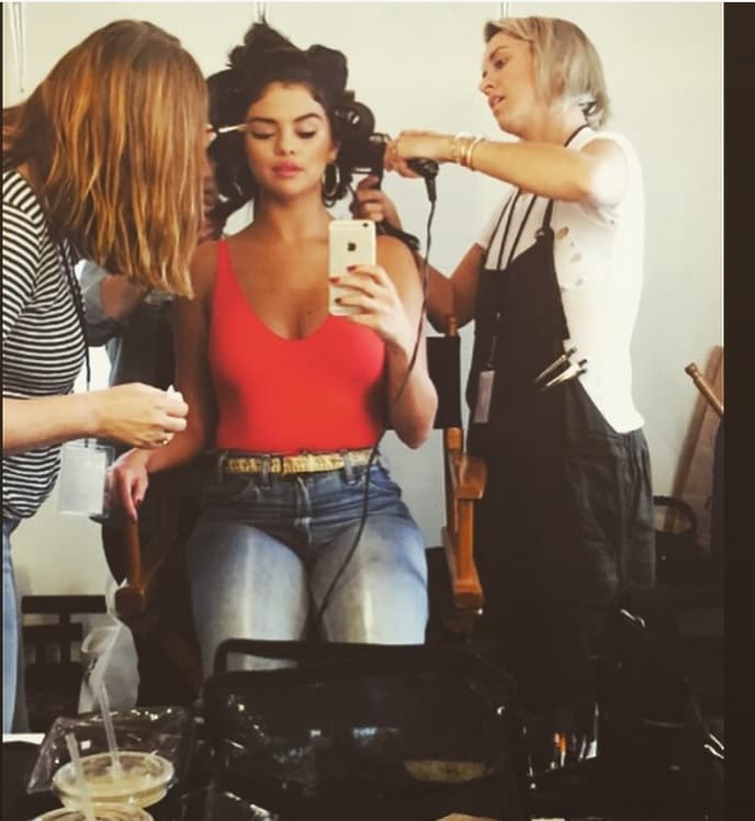 Claro, son horas de preparación, entre maquillaje, peinado, uñas, y ella todo lo capta.