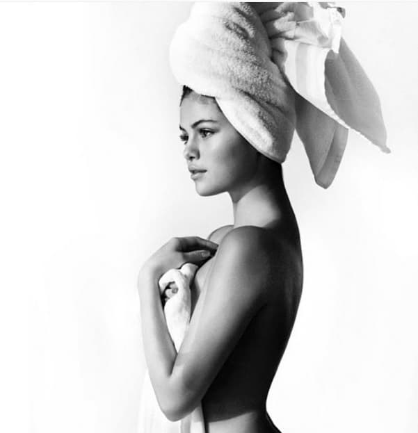 Aunque no hay duda que Selena tiene una belleza natural que sólo resalta con el 'makeup'.