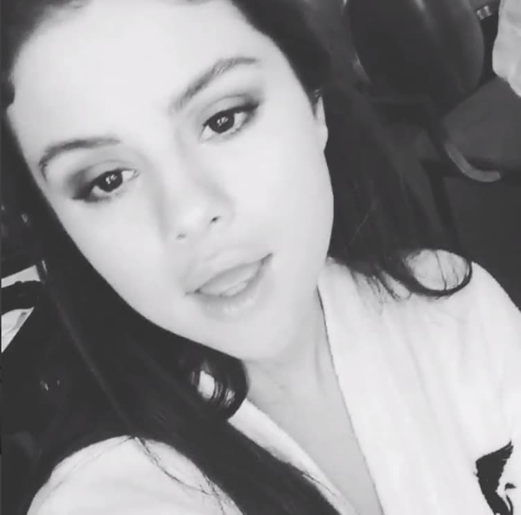 A la cantante no le da miedo compartir su rutina de maquillaje.