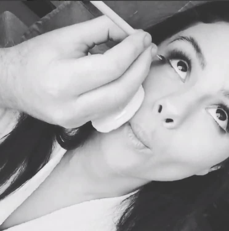 Pestañas negras, un poco de somba oscura bien difuminada y la linea del ojo bien delineada es lo que usa Selena.