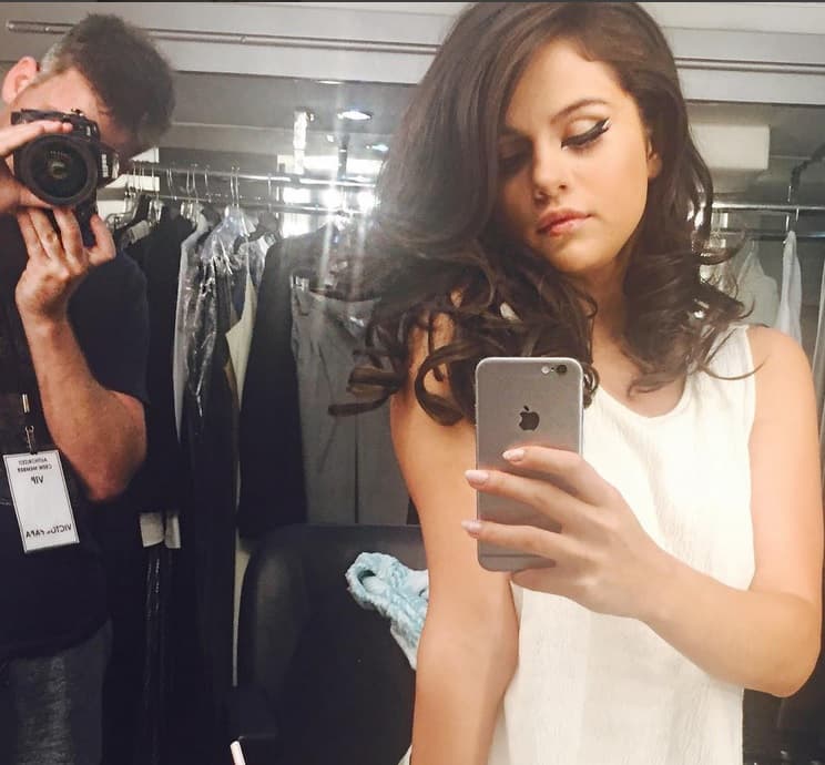 Así es como luce la cantante después de pasar por la rutina de maquillaje.