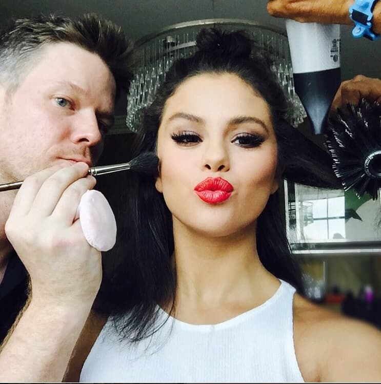 Claro, Selena tiene varios expertos en maquillaje que la dejan increíble cuando tiene que hacer algo de trabajo.