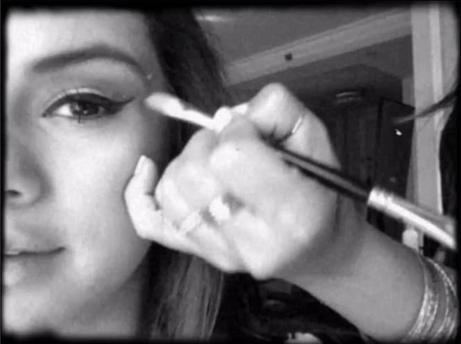 La línea en los ojos es básica para agrandar su mirada y que se le vean más bellos.