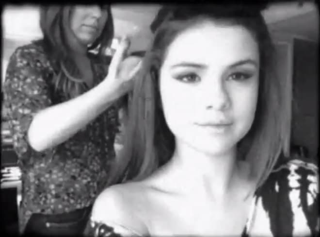 Aunque sea un peinado sencillo, Selena se deja consentir.