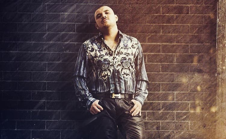 El Komander estrena su propia app, Soy de rancho