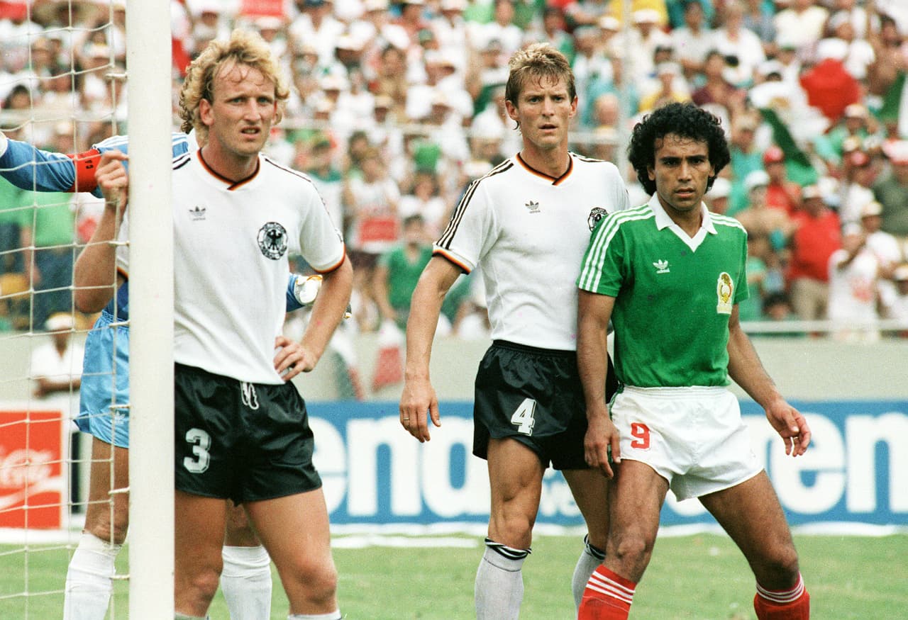 <b>México 1986</b>
<br>El ‘Tri’ no estuvo en España 1982 y debido a los problemas sociales en Colombia, 
<b>México</b> volvió a ser anfitrión y con camiseta verde venció a Bélgica e Irak y empató con Paraguay, para pasar de la fase de grupos. En octavos de final, eliminó a Bulgaria y en cuartos cayó contra Alemania Federal, marcando así su mejor participación en la historia. 
<br>