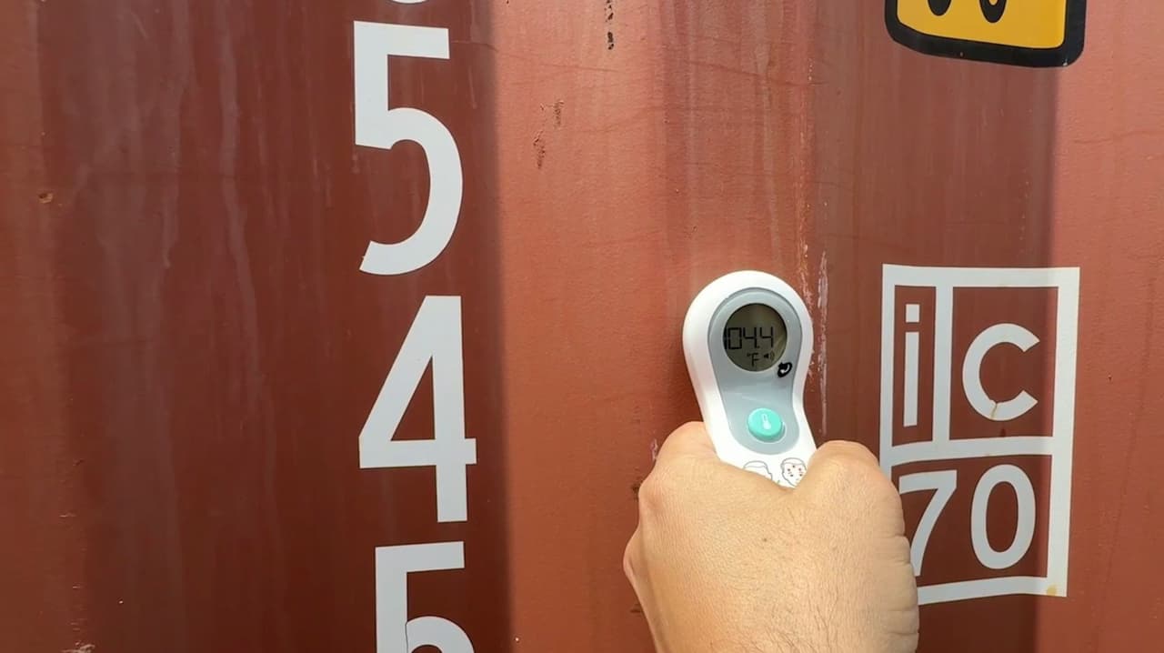 Sin ventilación y sin salida: así viajaban los migrantes en contenedores de tren en Texas