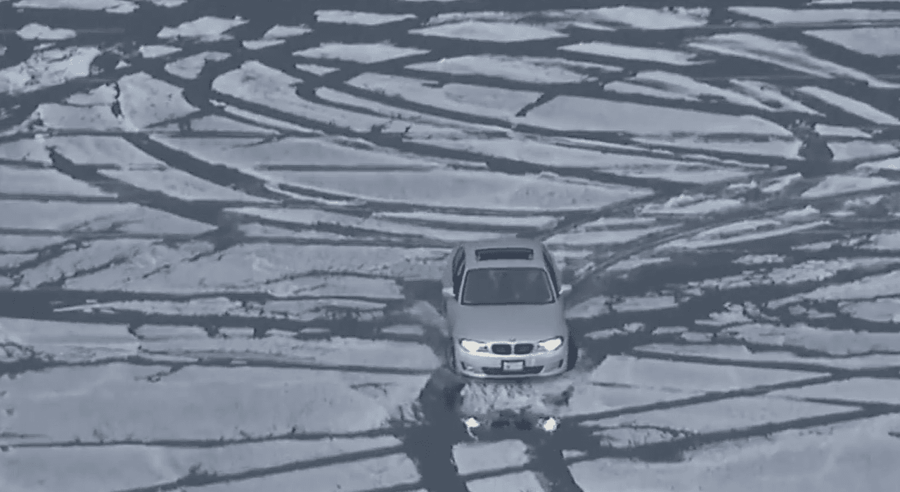 Si terminas saliendo del camino, trata de dirigirte hacia las cosas que causarán la mínima cantidad de daño. Idealmente, dirígete a un campo vacío, un patio o un banco de nieve.
<br>