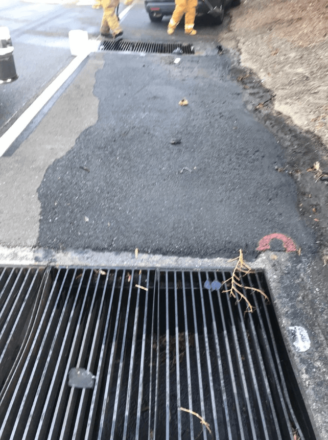 Al mismo tiempo, el representante de LAFD informó que ya una cuadrilla de limpieza ha removido parte del combustible derramado en la vía y se están filtrando en los desagüe al borde del camino.