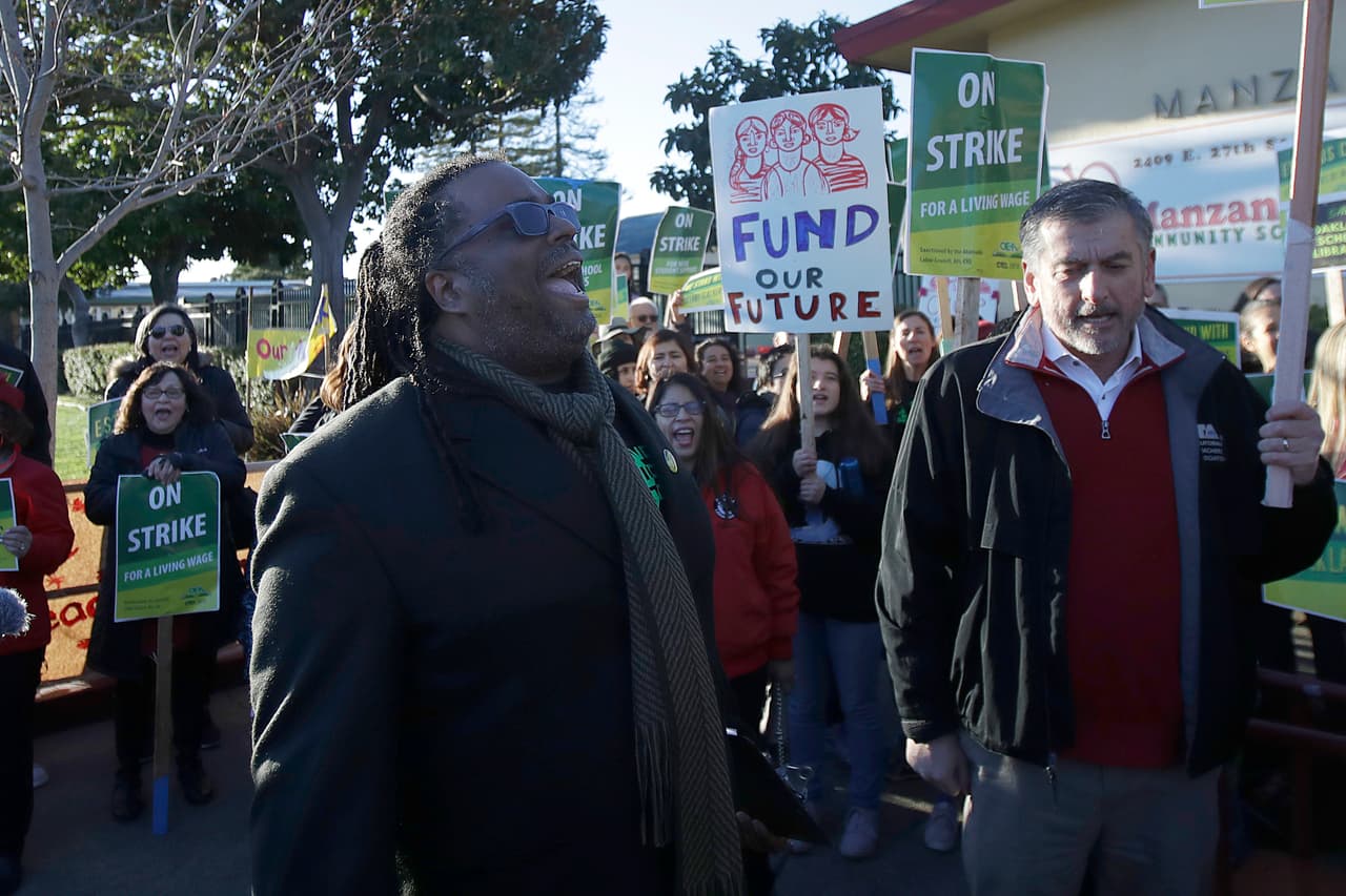 Aunque el Distrito Escolar anunció que planea mantener las escuelas abiertas y contratar un número suficiente de maestros sustitutos, se espera que la huelga impacte a 36,286 estudiantes en las 87 escuelas del distrito. Las bibliotecas públicas de la ciudad, así como 15 centros recreativos de Oakland, funcionarán de manera temporal como 
<a href="https://www.univision.com/local/san-francisco-kdtv/sindicato-de-maestros-rechaza-la-ultima-propuesta-del-distrito-escolar-de-oakland-la-huelga-estalla-este-jueves" target="_blank">“escuelas solidarias”</a> en caso de ser necesario.
<br>