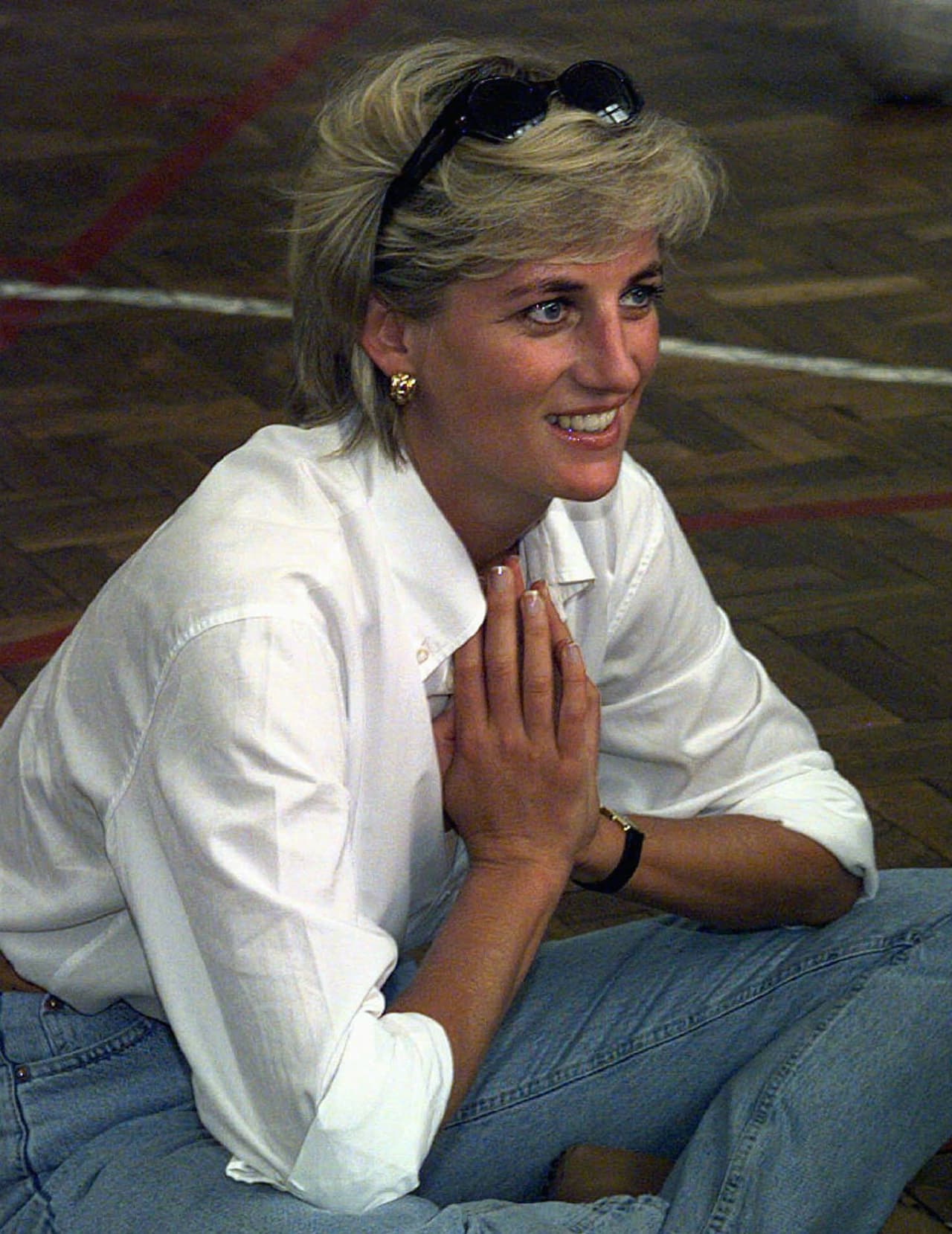 El 9 de agosto de 1997, días antes de su muerte, Lady Diana estuvo con los miembros del equipo de voleibol de Zenica, en Bosnia. Se interesó por las heridas que sufrieron por las minas antipersona durante la guerra.