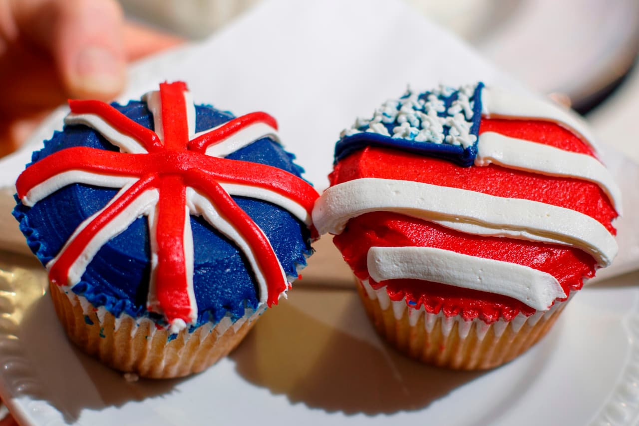 El júbilo ha llegado hasta pastelerías como 'Hummingbird Bakery', donde decoraron sus pasteitos con ambas banderas, estrellas y coronas.