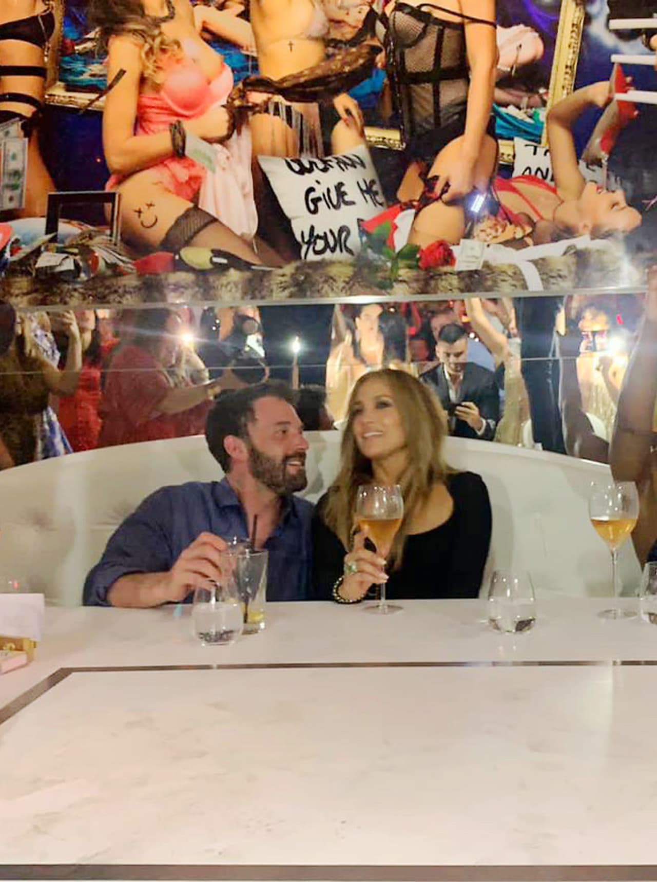 La pareja estaba feliz mientras sonaba 'Jenny from the block', la canción de JLo de 2002 en cuyo video salió Ben Affleck. 
<br>