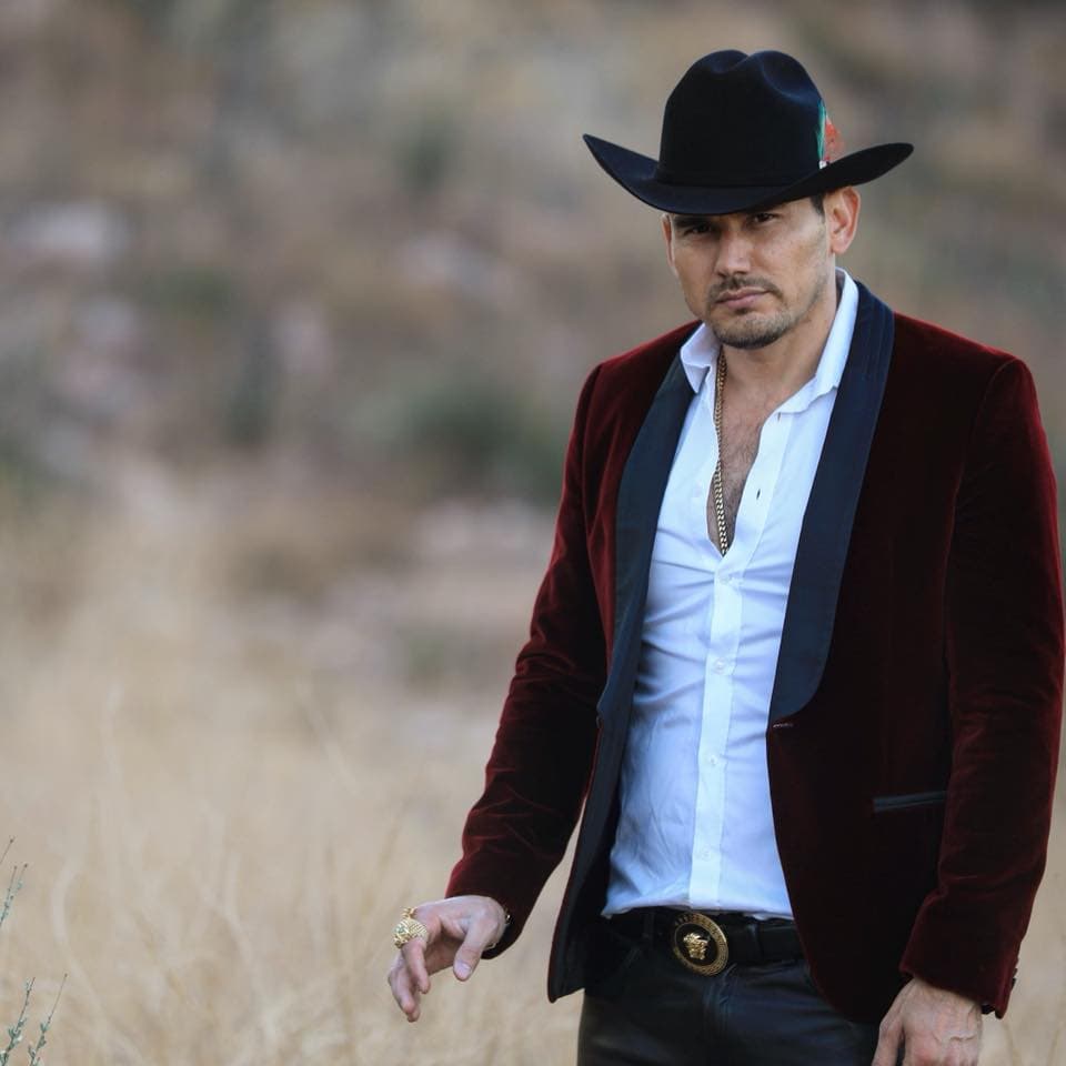 Ha cantado junto a Voz de Mando y El Fantasma, con este último interpretó 'Los Cuervos'. En 2017 lanzó cuatro materiales discográficos.