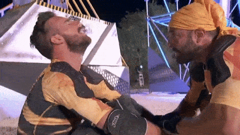 <a href="https://www.univision.com/shows/reto-4-elementos/la-punteria-jugo-contra-los-fitness-y-ahora-estan-en-riesgo-de-eliminacion-video">Sus compañeros</a> tratan de tranquilizarlo, sobre todo el coach Memo, quien al parecer es el que le tiene más paciencia.