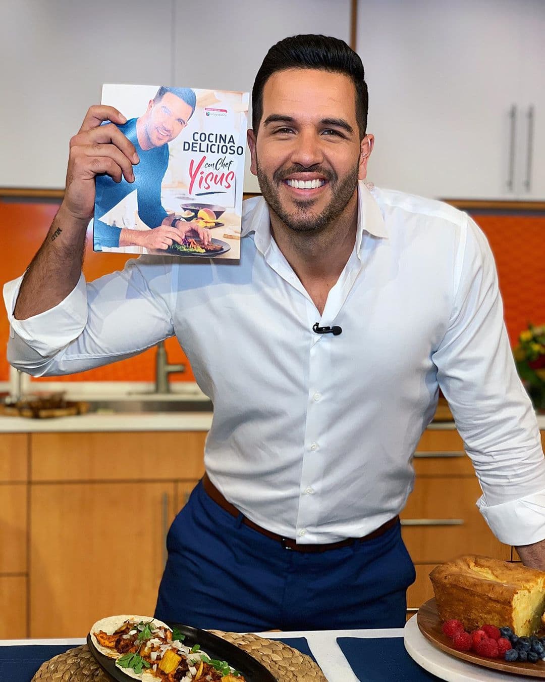 <i><a href="https://www.univision.com/shows/despierta-america/emocionado-el-chef-yisus-reune-a-su-familia-de-despierta-america-para-hacer-un-anuncio-que-lo-llena-de-alegria-video">Cocina Delicioso con Chef Yisus</a></i> es el nombre del libro de nuestro querido chef, que presentó con mucho orgullo a la familia de Despierta América.