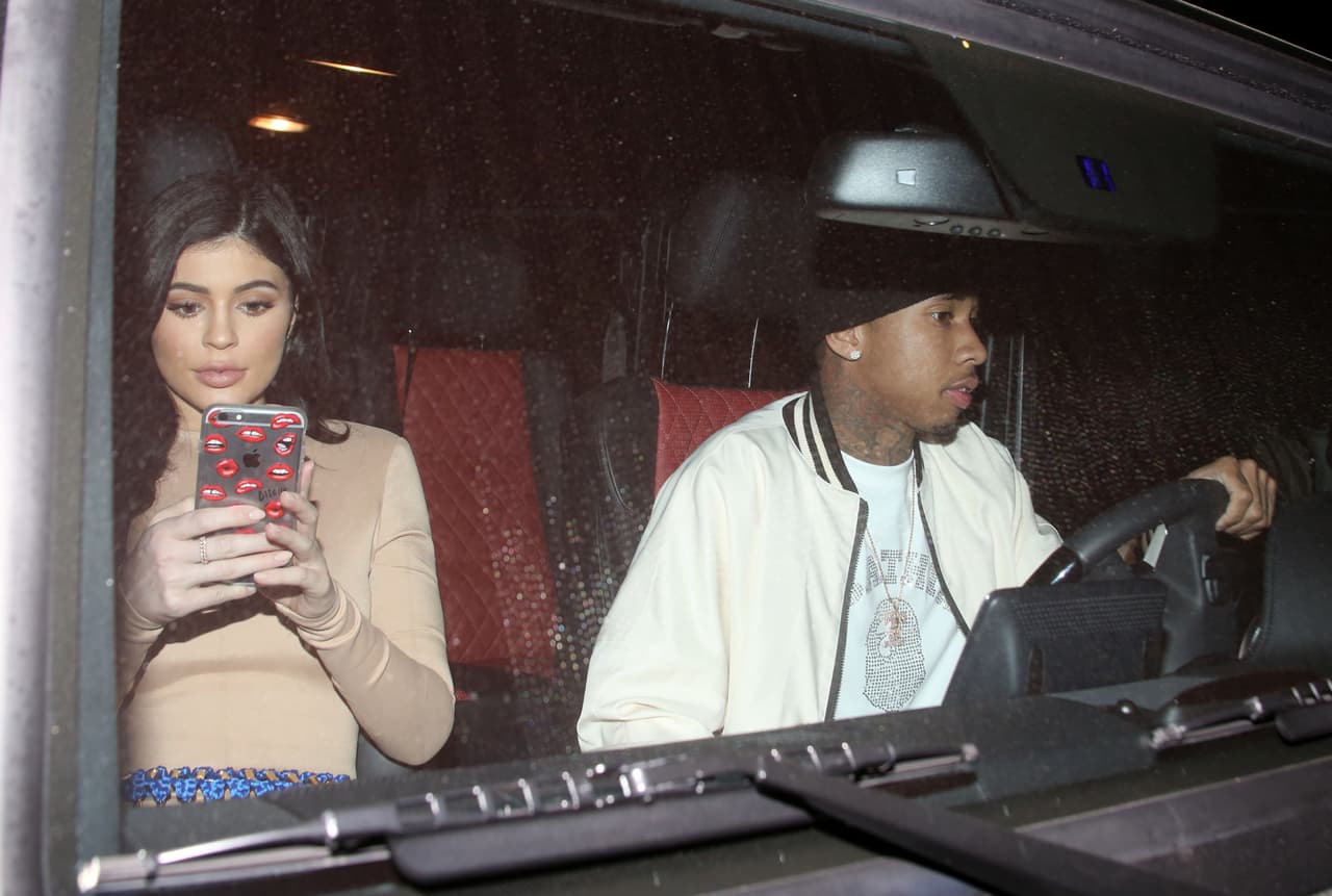 Kylie estaba muy entretenida con su teléfono. La menor del clan Kardashian- Jenner nos tenía preparada una sorpresita.