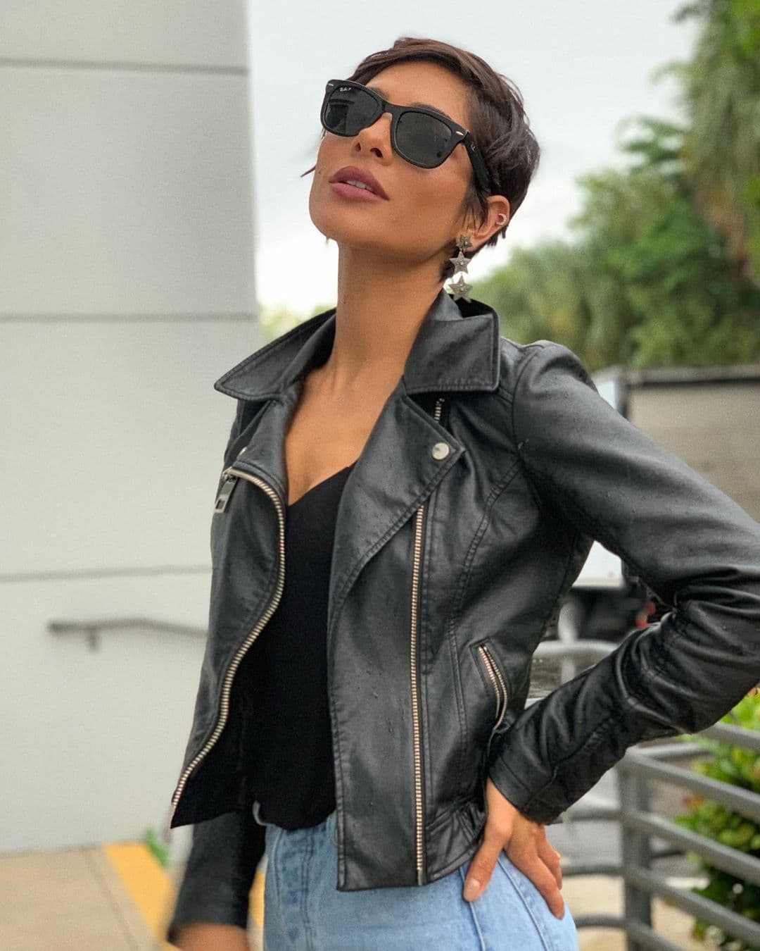 Además se informa sobre todo lo que habrá en cada show: qué detalles incluirá en esta emisión, quiénes se presentarán. Su objetivo es estar preparada en caso de que haya algún fallo "para sacar la cara por el proyecto, porque es un show en vivo y hay que estar muy alerta todo el tiempo", relató.