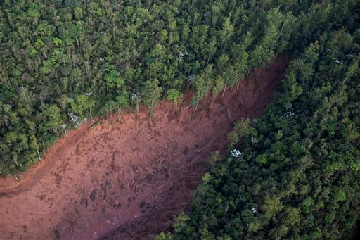 Vista aérea del deslizamiento de tierra por la represa.