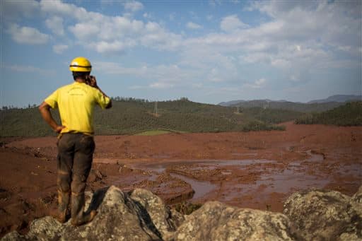 Un rescatista observa la destrucción de la ciudad Bento Rodrigues.