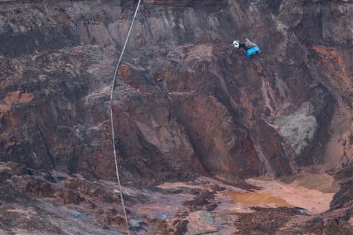 Un camión se cuelga boca abajo después de que un dique estallara en el estado de Minas Gerais en Brasil.