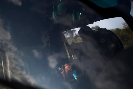 Una mujer es evacuada en un helicóptero en la pequeña ciudad de Bento Rodrigues.