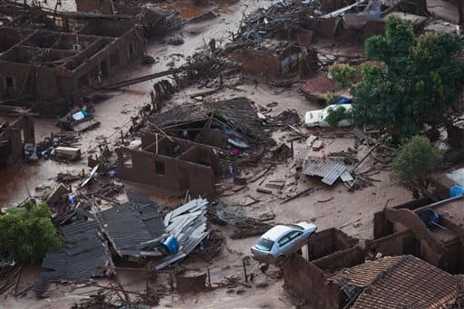 Vista aérea de los escombros que dejó el colpaso de un dique en Brasil.