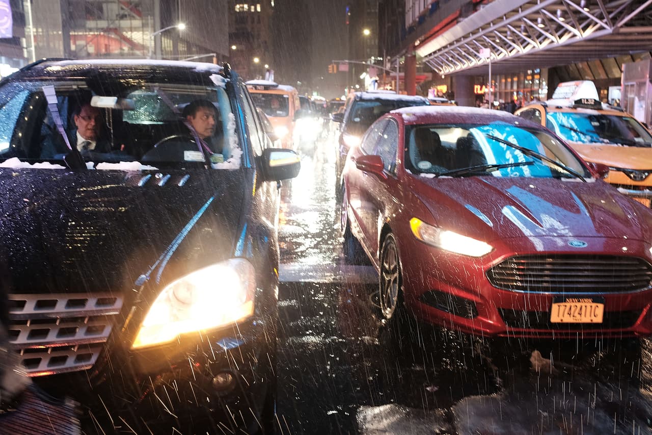 Evita manejar, caminar o andar en bicicleta por áreas inundadas. Tan solo seis pulgadas de agua en movimiento pueden derribar a una persona. Seis pulgadas de agua llegarán al fondo de la mayoría de los autos de pasajeros, causando pérdida de control y posible pérdida de velocidad. Uno o dos pies de agua pueden llevarse un vehículo.