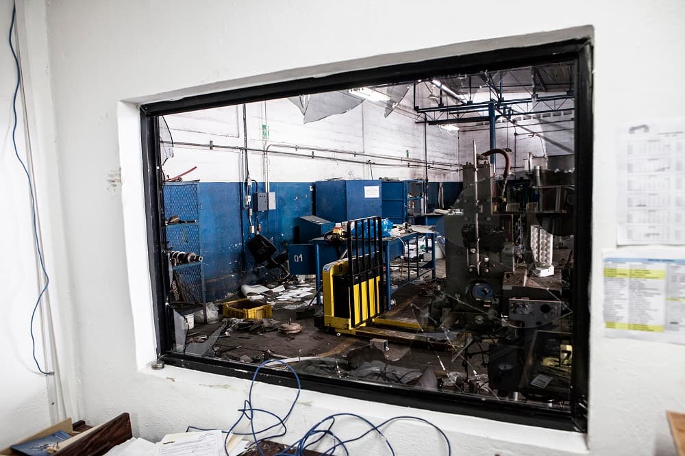 Así quedó la sala de mantenimiento de Productora Amadio. Los ladrones robaron incluso piezas de equipos que son exclusivas de este tipo de máquinas. Quienes están limpiando esta área son los propios trabajadores, que llevaron sus propias herramientas, pues las de la empresa –desde llaves hasta taladros– fueron robadas.