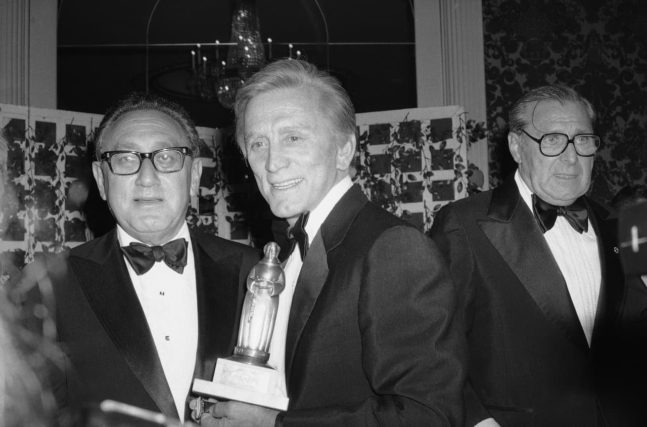 En esta imagen del 4 de mayo de 1980 se ve a Kirk Douglas como maestro de ceremonias de la entrega del premio 'Hombre del año', que recibió entonces quien había sido secretario de Estado de EEUU, Henry Kissinger, a la izquierda en la foto.