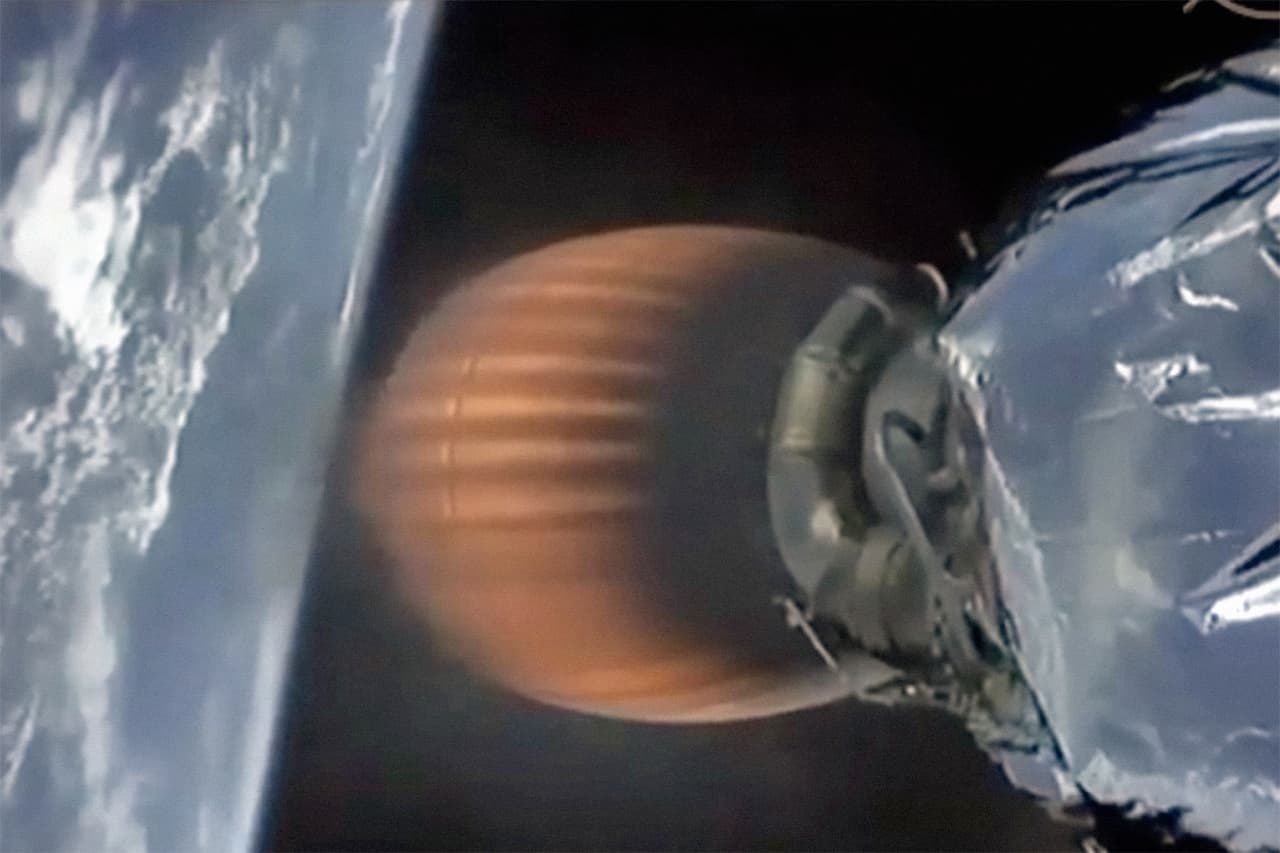 La cápsula unos minutos después del despegue. NASA contrató a SpaceX y Boeing en el 2014 para crear cápsulas de transporte para sus astronautas a la estación espacial.