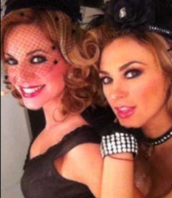 Manola venía de Monterrey y Aracely de Chihuahua, México. Manola puso este mensaje cuando publicó la foto: "Día internacional del actor! Felicidades a todos mis compañeros!