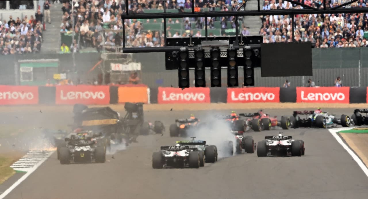 El GP de Gran Bretaña se vio interrumpido poco después de darse la salida a causa de un accidente que afectó a varios pilotos.