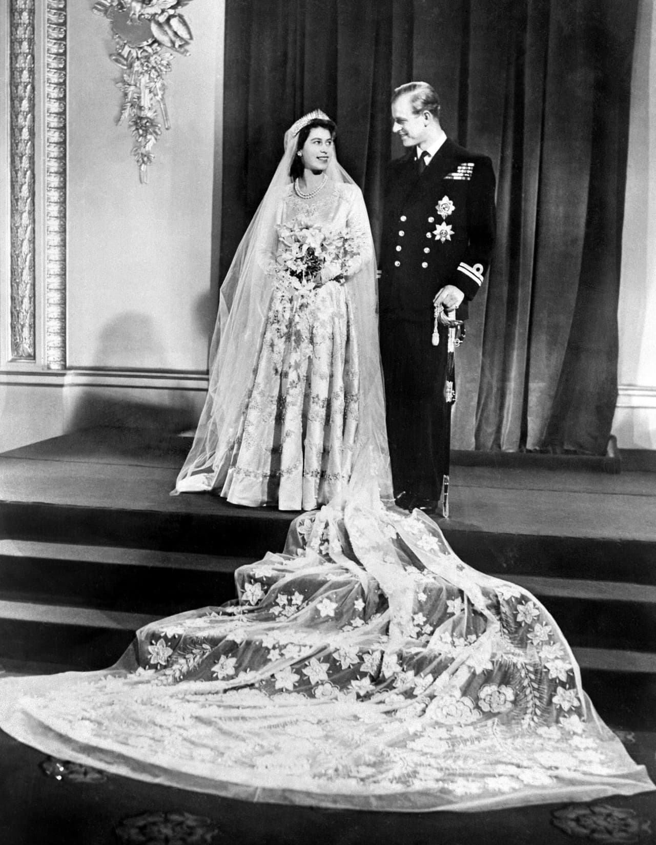 <b>1947, la boda con Felipe: </b>El 20 de noviembre, la boda llevó algo de alegría a la Inglaterra que vivía la posguerra tras la Segunda Guerra Mundial. Felipe se convirtió en duque de Edimburgo. Tres de las hermanas de Felipe, casadas con príncipes alemanes, no pudieron asistir. La princesa Isabel vistió un traje del diseñador Norman Hartnell.