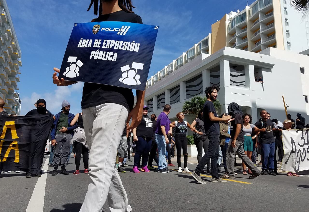 La manifestación pacífica en contra de Promesa, terminó con varios autos de la Policía de Puerto Rico vandalizados.