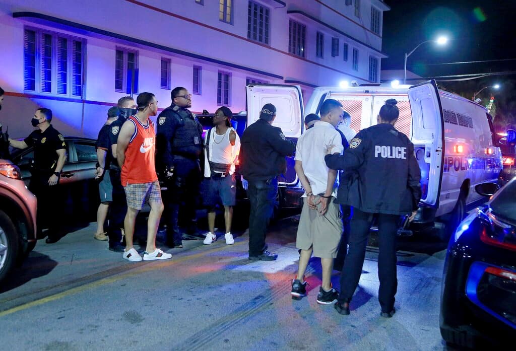 Extienden toque de queda hasta abril en Miami Beach para controlar a turistas violentos