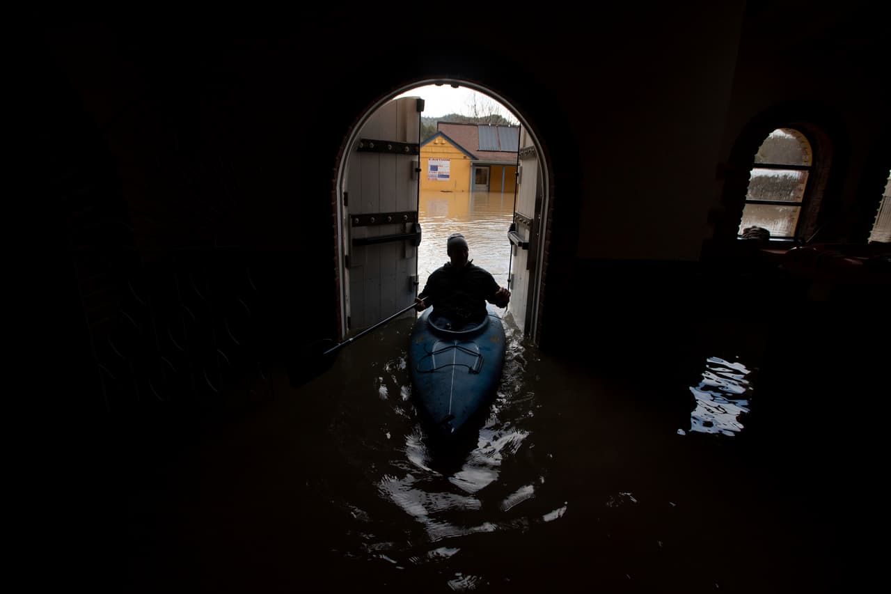 Navega en kayak a través del Surrey Resort inundado mientras el río Russian fluye a través de él en Guerneville, California, el viernes 15 de febrero de 2019. Las calles y las zonas bajas se inundaron cuando el río Russian creció sobre sus orillas el viernes. (Foto AP / Josh Edelson)