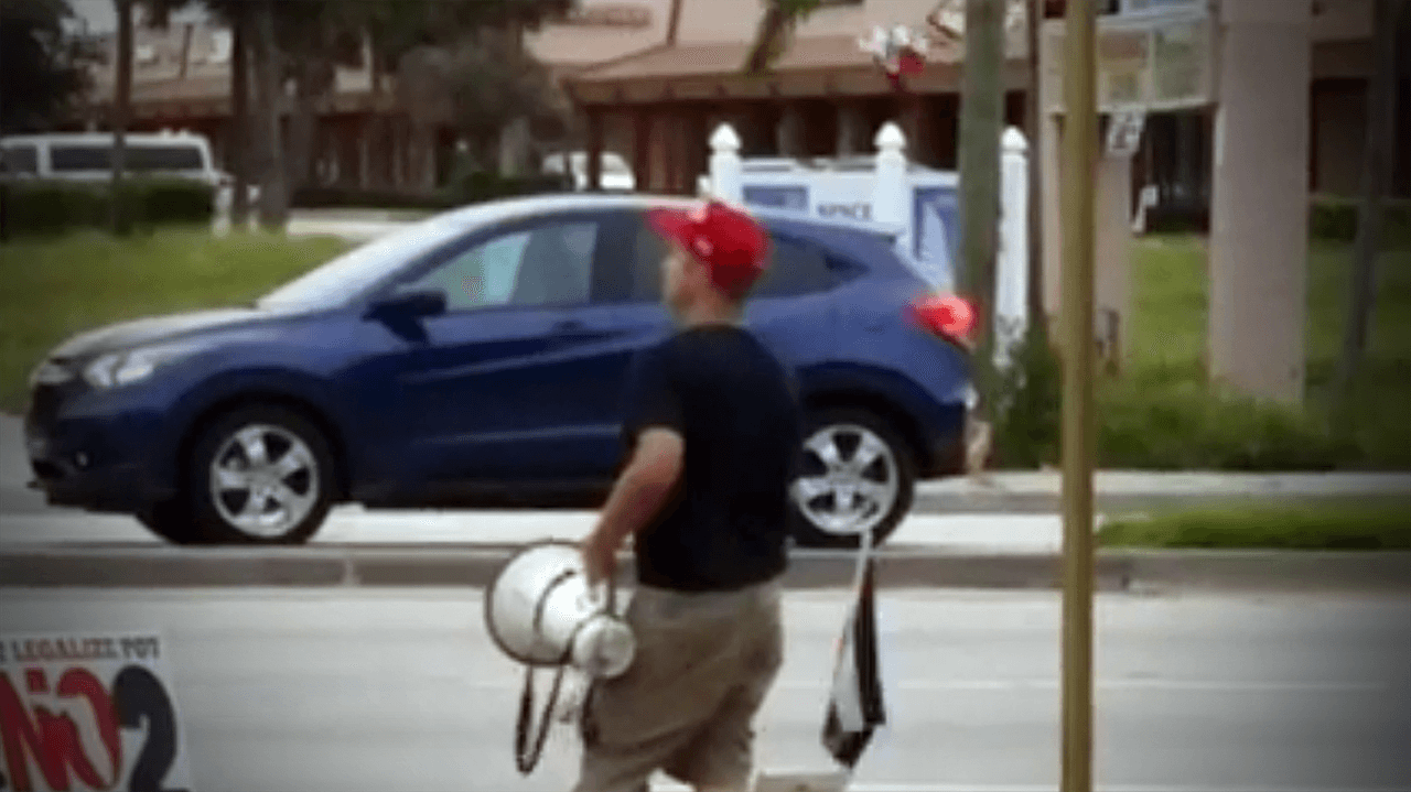 En West Palm Beach, los partidarios de Trump usan megáfonos para gritar a los de Clinton afuera de un centro de votación 