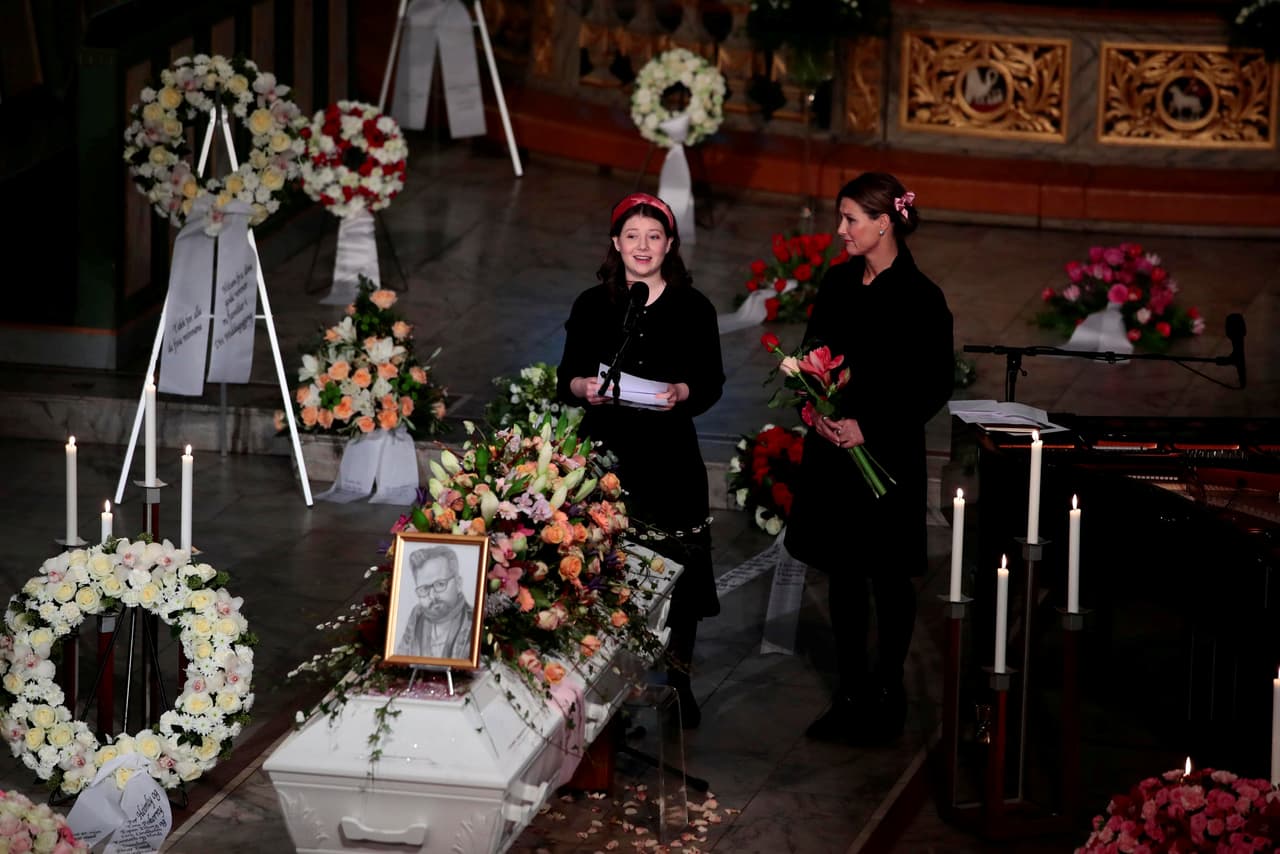 La mayor de las tres hijas de Behn, Maud Angélica Behn, de 16 años, tomó la palabra durante el funeral acompañada por su madre la princesa Märtha Louise.
