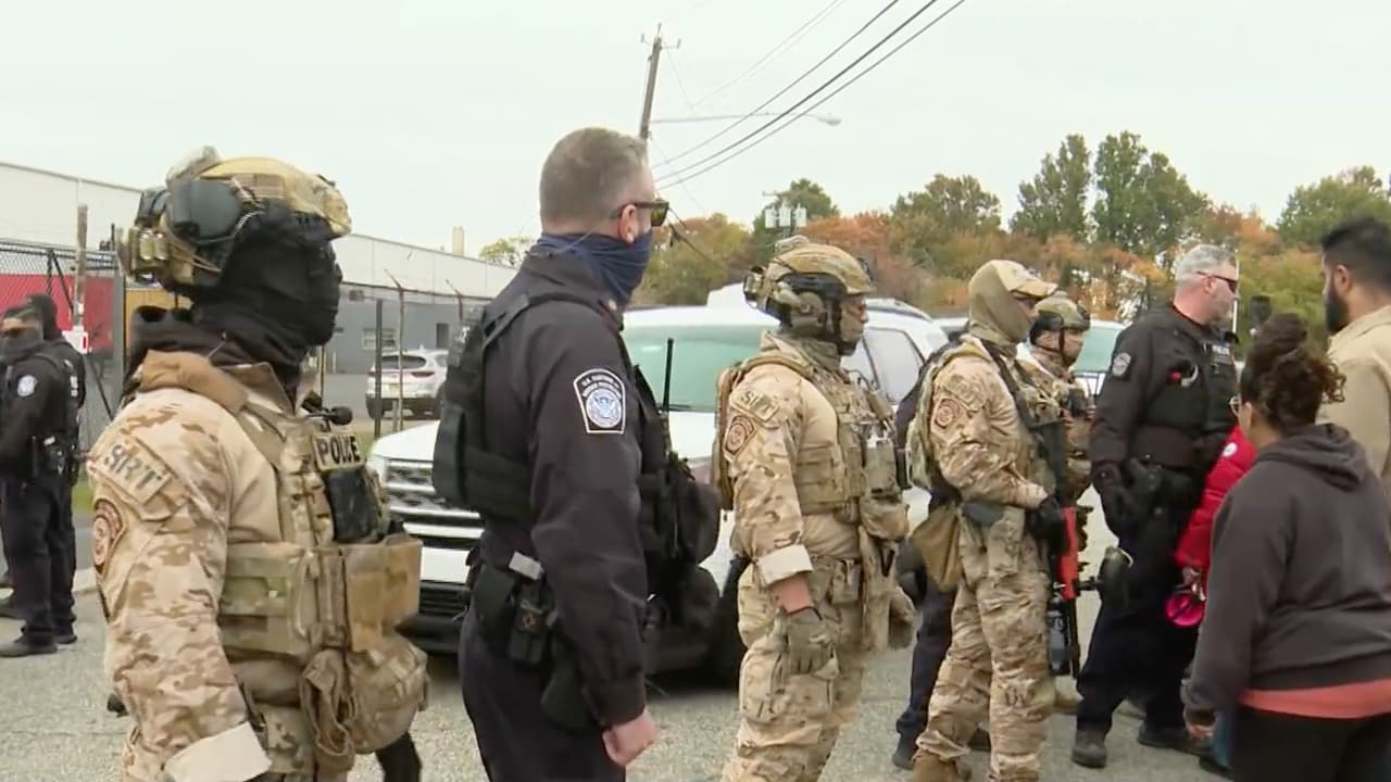 “La trataron como criminal”: denuncia hijo de mujer detenida tras redada de ICE en Nueva Jersey