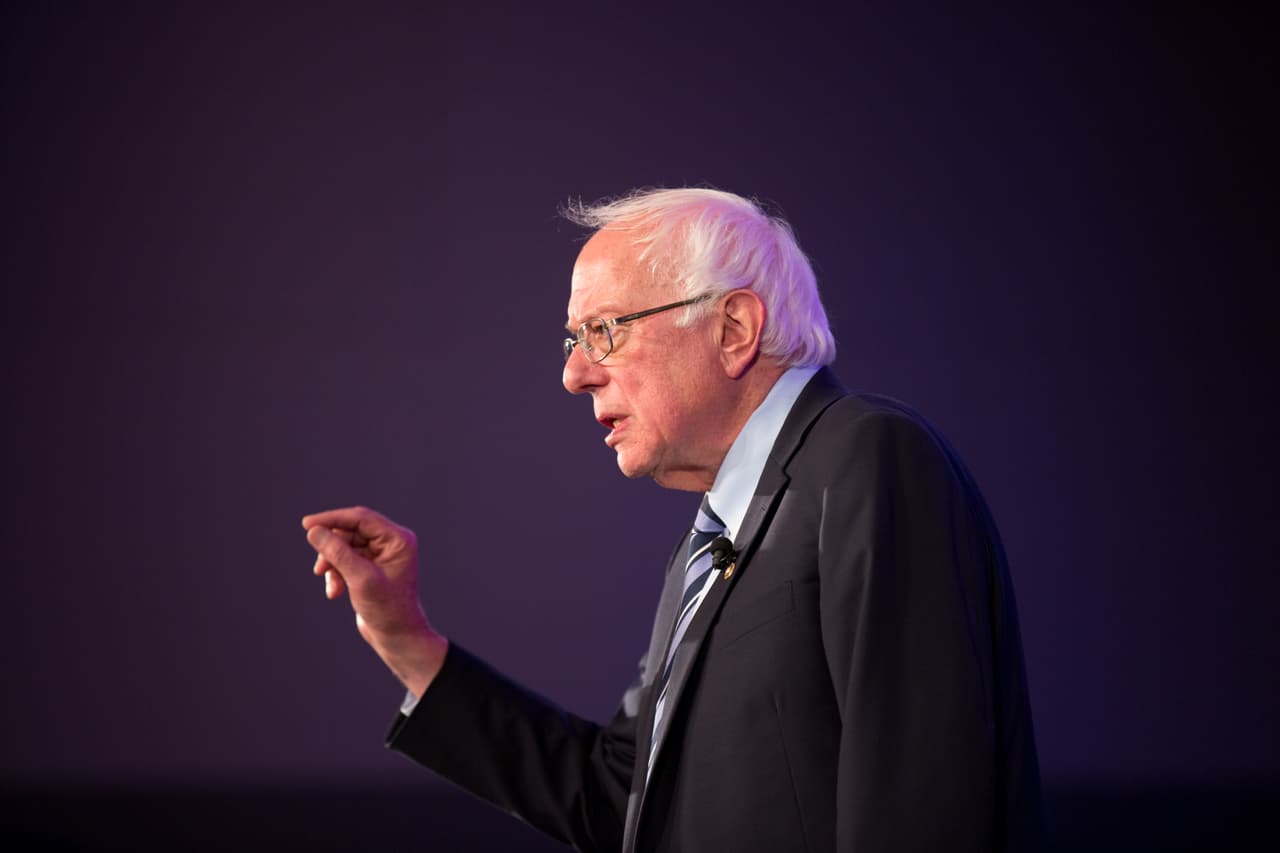 Sanders no perdió ni un minuto en sus intervenciones y trató de incluir en ellas la mayor parte de sus propuestas.