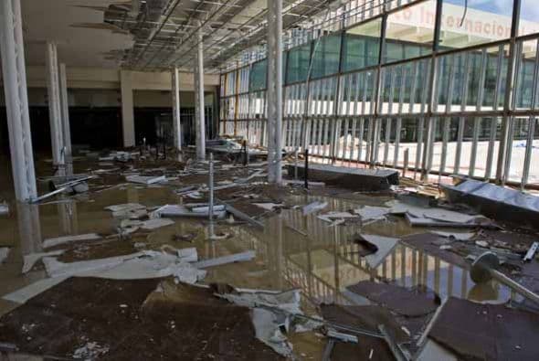 Autoridades en Cabo San Lucas afirmaron plan de seguridad con 'mano dura' condra los saqueos en las zonas devastadas por el paso de Odile. Gobierno de Estados Unido habilitó los siguientes números de contacto para información relativa a ciudadanos americanos extraviados en el área de la península de Baja California en México. Desde U.S. & Canada: 1-888-407-4747 Desde el extragero: 1 202-501-4444 Email: OdileEmergencyUSC@state.gov