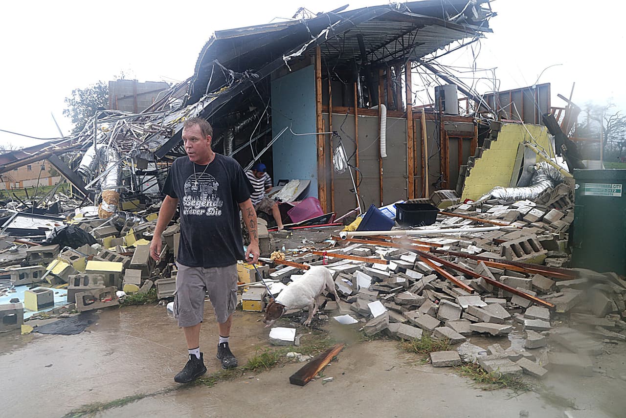 Brian Bon, residente de Panama City, inspecciona los daños en el área del centro de la ciudad.