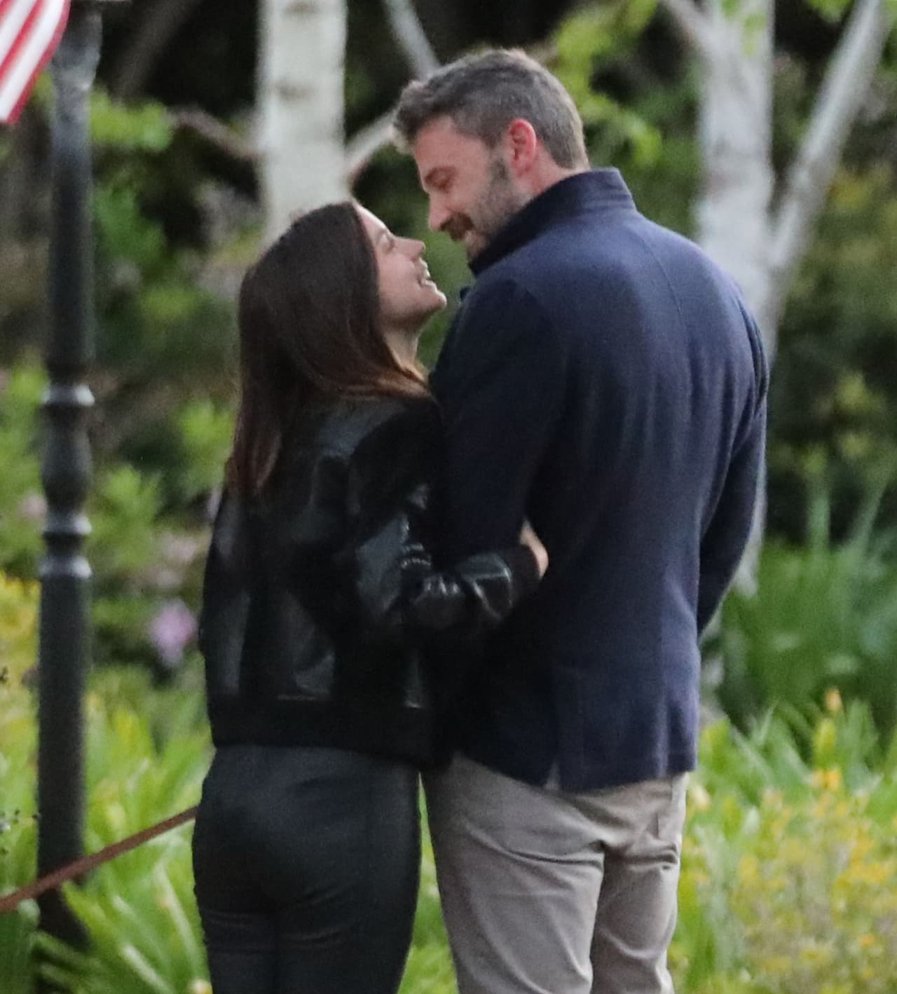 Tras terminar con Jennifer Garner, el actor, de 49 años, mantuvo una relación con Lindsay Shookus, productora de 'Saturday night live', y en 2020 
<b><a href="https://www.univision.com/famosos/ana-de-armas-novio-tinder-ex-ben-affleck">inició un noviazgo con la actriz hispanocubana Ana de Armas</a></b>, de 33 años, a quien conoció en el rodaje de 'Deep Water', película que ambos protagonizaron.