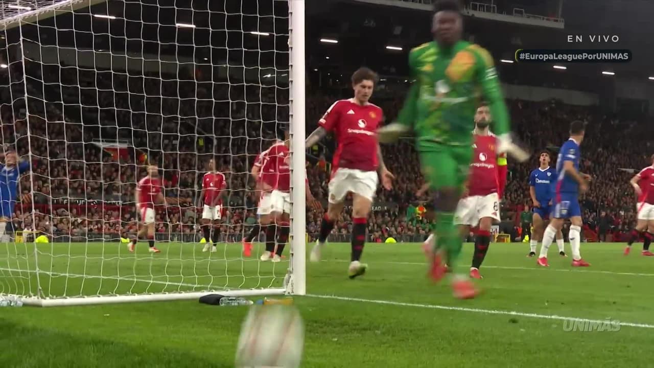 ¡Cabezazo peligroso se va por un costado del Poste!