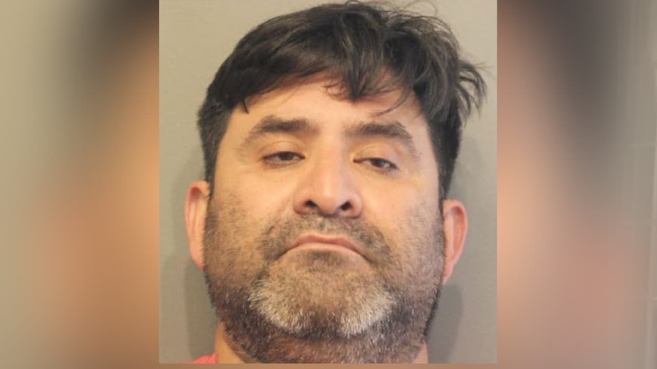 <b><a href="https://twitter.com/Pct4Constable/status/1422185702985453575" target="_blank">Ángel Torres</a></b> es sospechos de secuestro agravado a un joven, de 15 años, detenerlo en una residencia ubicada en la cuadra 
<b><a href="https://www.google.com/maps/place/20141+Misty+Pines+Dr,+Humble,+TX+77346/data=!4m2!3m1!1s0x8640ad068c6c5655:0x803e730748c849e5?sa=X&ved=2ahUKEwjLn-zOuJXyAhUEc98KHY7KASkQ8gF6BAgGEAE" target="_blank">20110 de Misty Pines Drive, en Houston. </a></b> 
<b><a href="https://www.univision.com/local/houston-kxln/arrestan-a-sospechoso-de-secuestro-y-agresion-agravada-en-houston-video">Torres </a></b>y otro hombre lo amarraron y golpearon al joven.