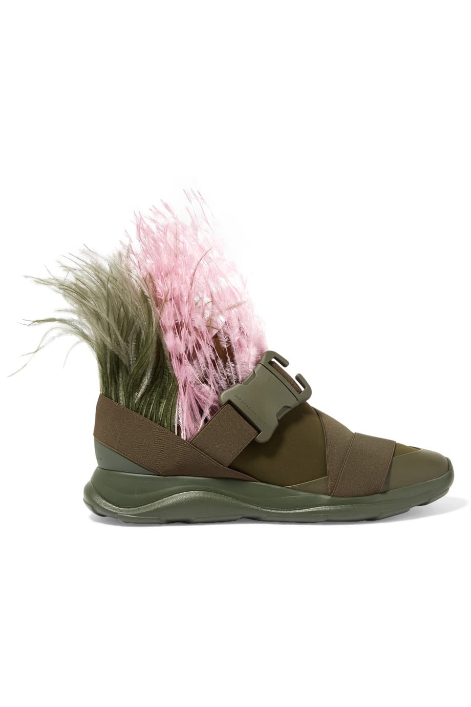 Las plumas son algo grande esta temporada. Prueba de ello que las vemos hasta en los tenis. Christopher Kane elevó al siguiente nivel estos tenis en color verde militar al agregar plumas en color rosa y verde. (
<b>Christopher Kane)</b>
<br>