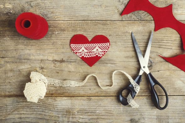 Corazones de fieltro. Decora tu casa con estos corazones que tus hijos podrán hacer ellos mismos. Además, se pueden aprovechar y guardar para colgarlos en el árbol de Navidad. Solo necesitan cortar dos corazones, coserlos con hilo para bordar, dejar un espacio y rellenar con algodón.