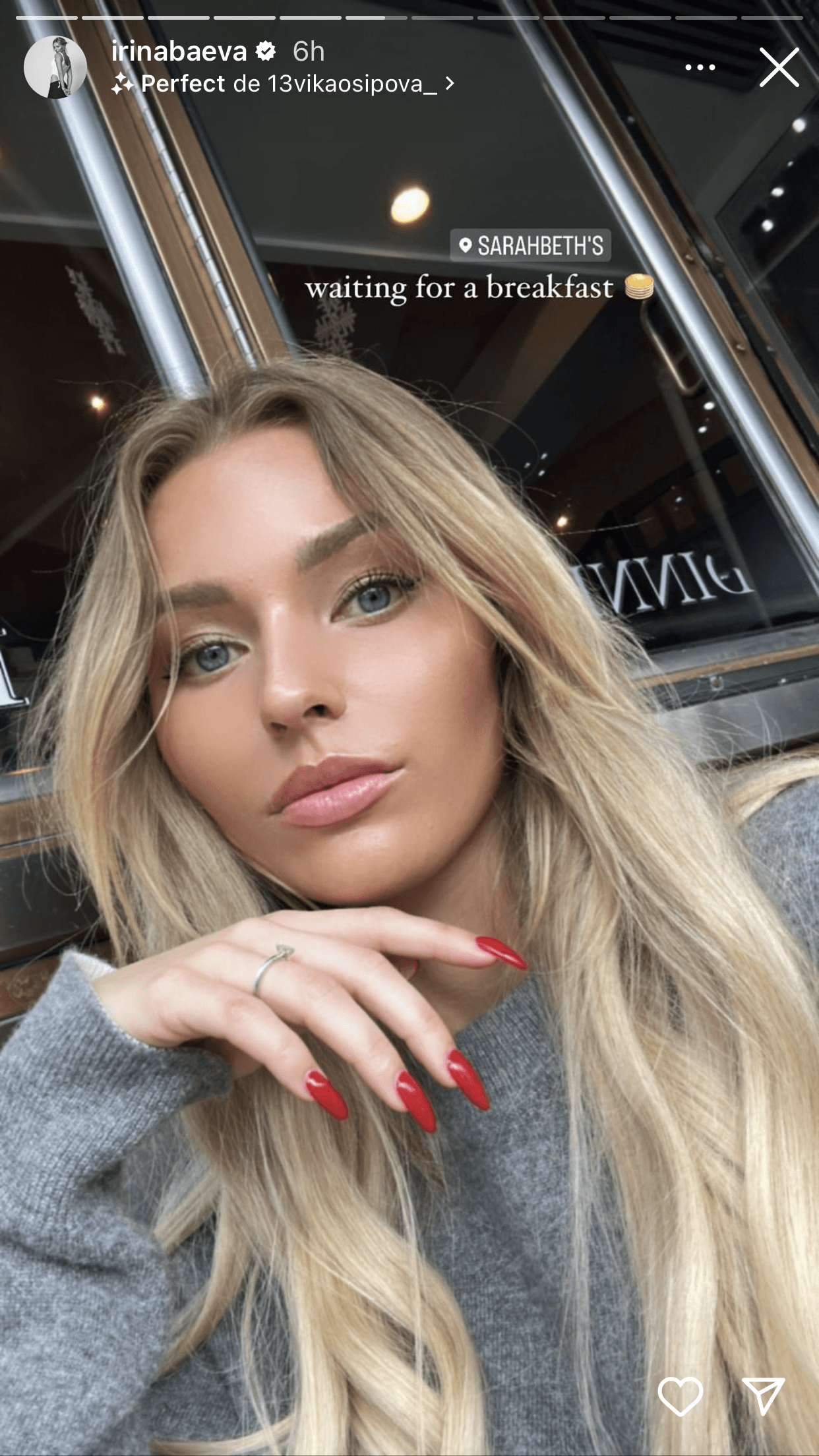 Actualmente, la actriz rusa se encuentra en Nueva York, desde donde compartió una ‘selfie’ en la que muestra que lleva la mencionada joya en su dedo anular izquierdo.