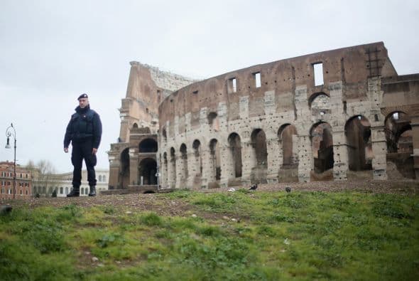 Los curiosos fueron mantenidos a distancia de la zona roja creada en torno al monumento.